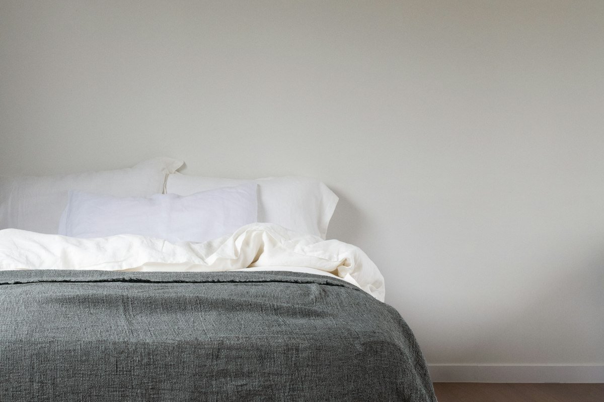 Minimal bedroom linen bedding